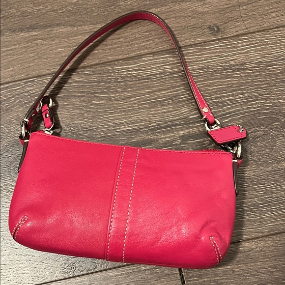 Coach Stylish Pink Leather Shoulder Bag - Picture 1 of 1